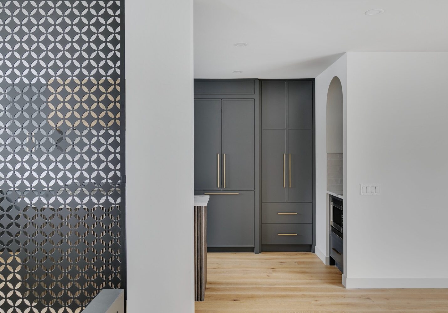 Entrance - looking towards kitchen